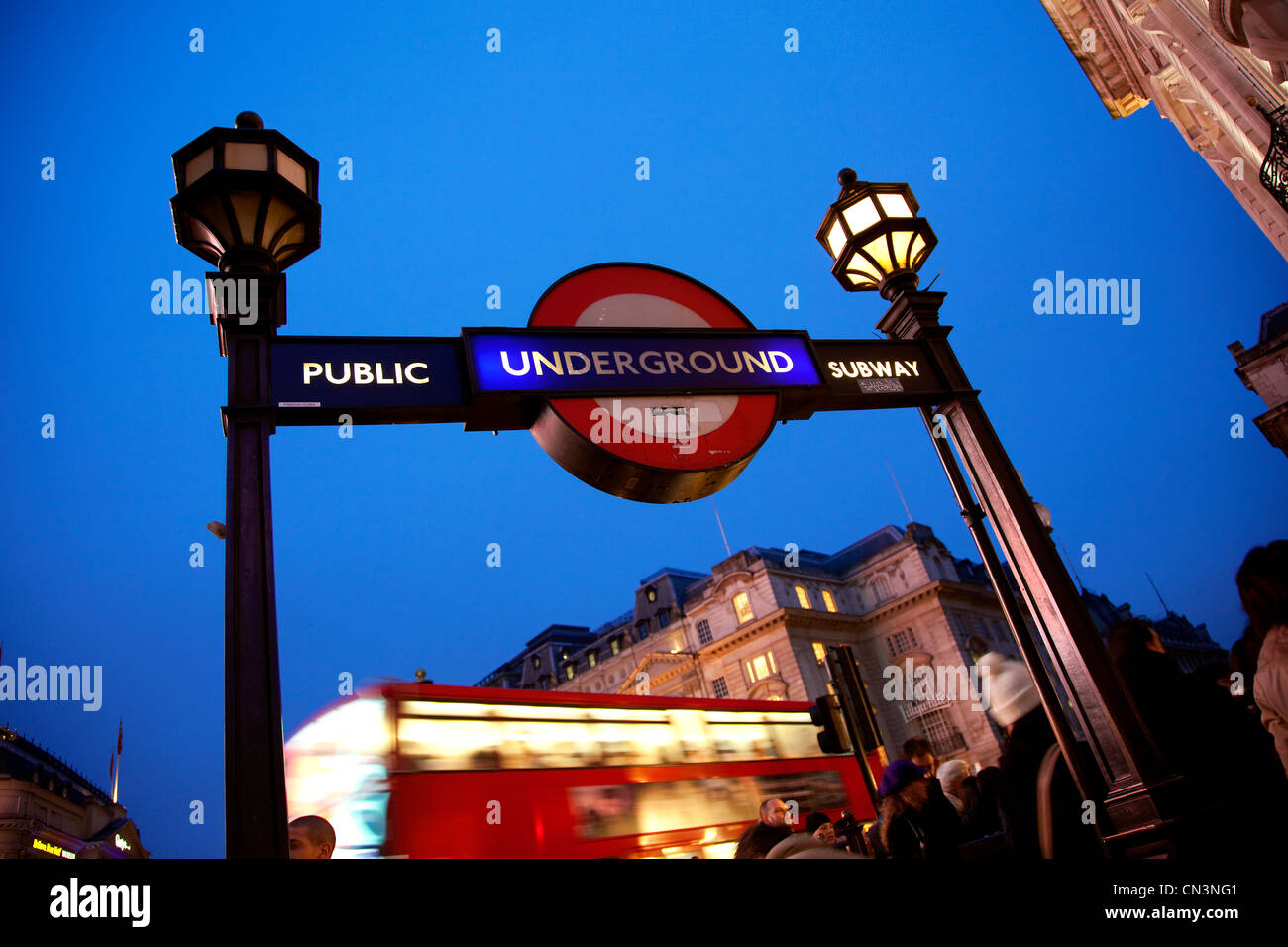 Royaume-uni, Londres, Piccadilly Circus, la station de métro (métro " Logo " enregistrée, demande d'autorisation nécessaire Banque D'Images