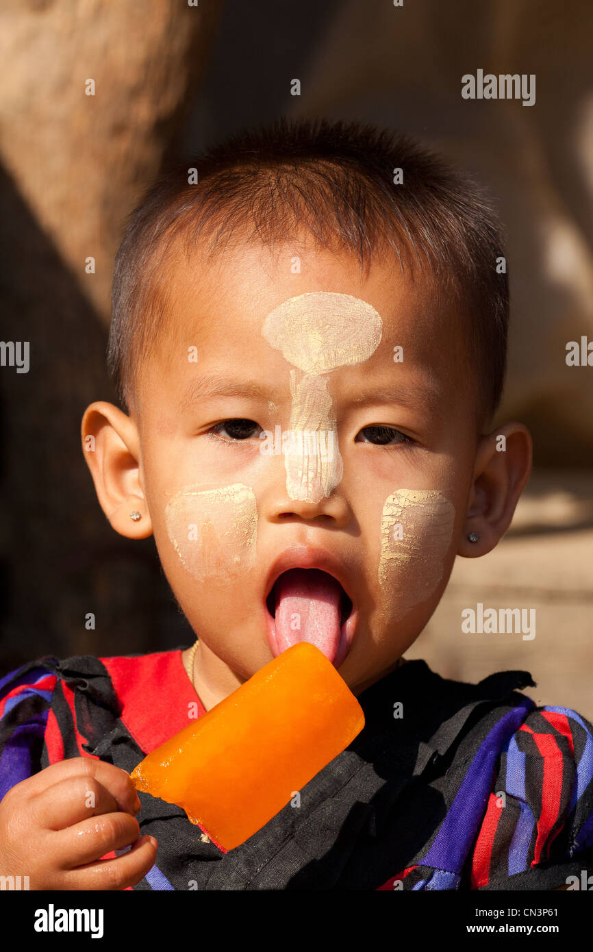 Myanmar (Birmanie), de l'État Rakhine (Arakan), Mrauk U, enfant de manger une glace Banque D'Images