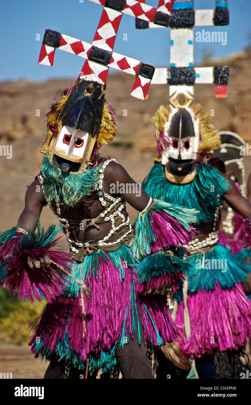Danseurs masqués dans le comté de Dogon, au Mali. Banque D'Images
