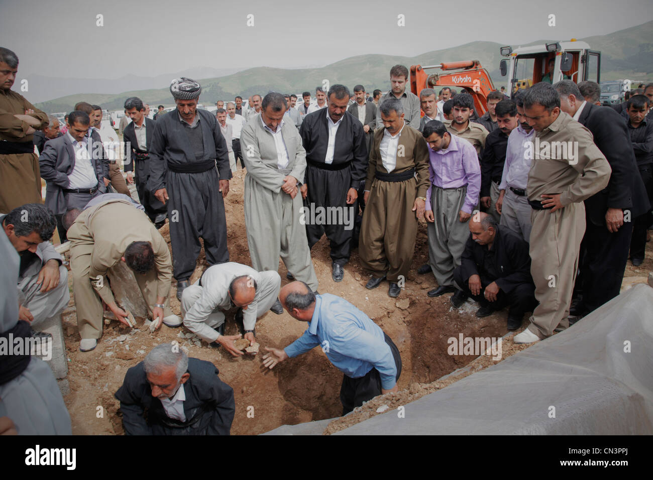 Un groupe d'hommes d'enterrer une femme à Halabja, dans le Kurdistan iraquien. Banque D'Images