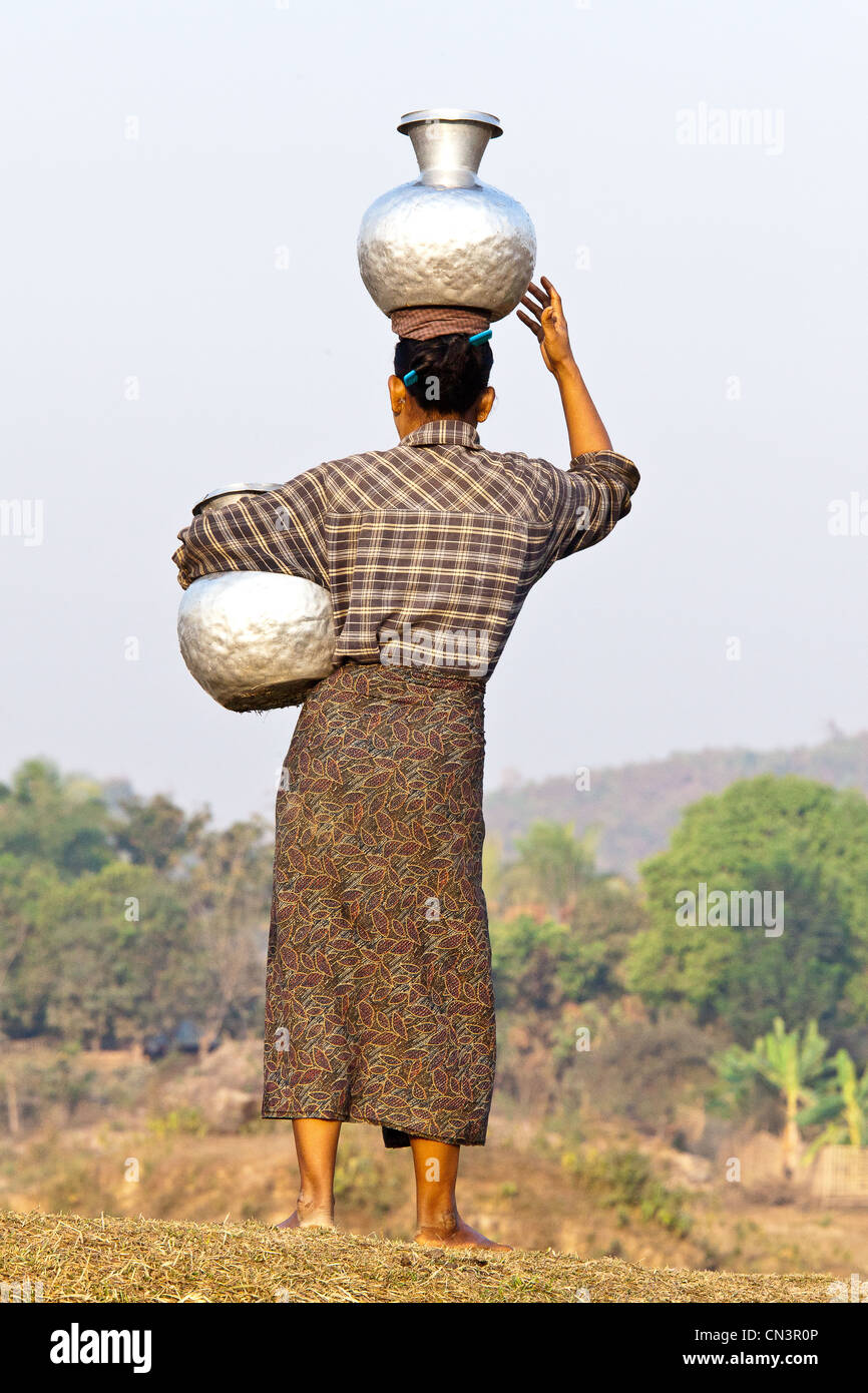 Myanmar (Birmanie), de l'État Rakhine (Arakan), Mrauk U, femme portant de l'eau Banque D'Images
