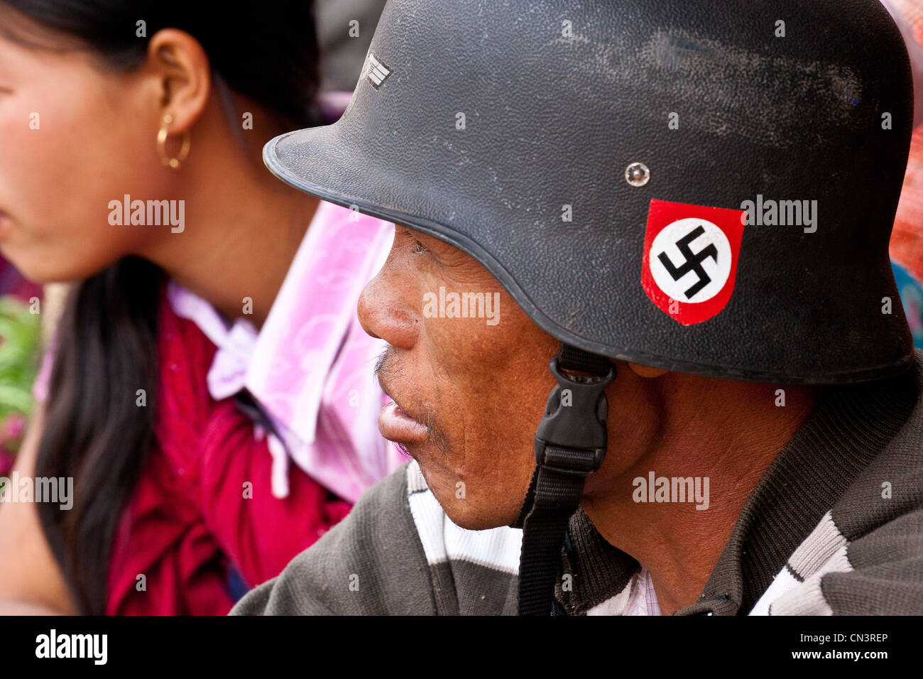 Myanmar (Birmanie), l'État de Shan, Aungban, homme avec un casque de moto Banque D'Images