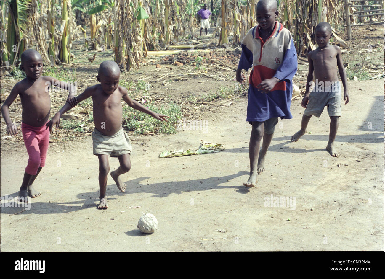 Quatre jeunes garçons jouent au football africain Banque D'Images