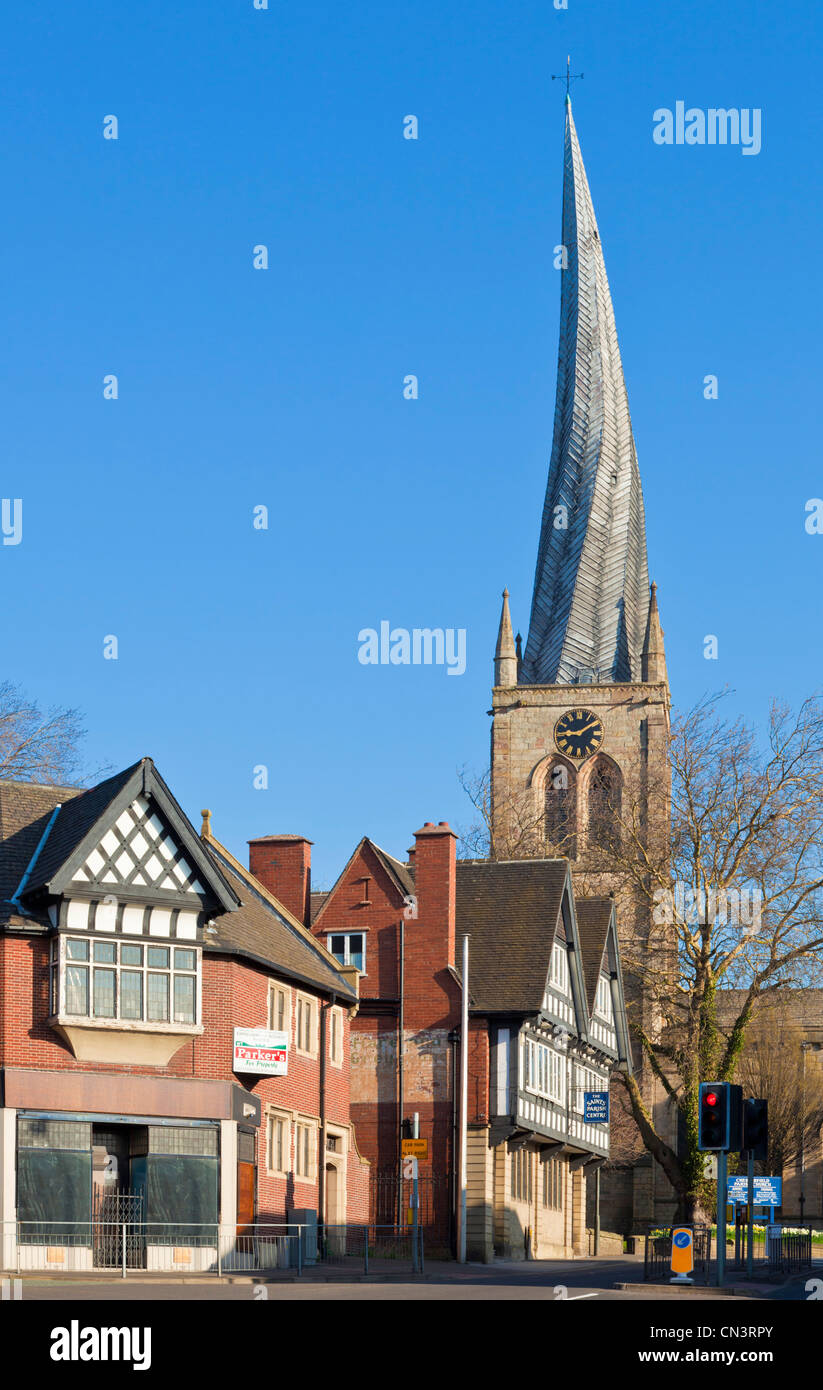 L'église St Mary Chesterfield avec un célèbre twisted spire Derbyshire Angleterre GO UK EU Europe Banque D'Images