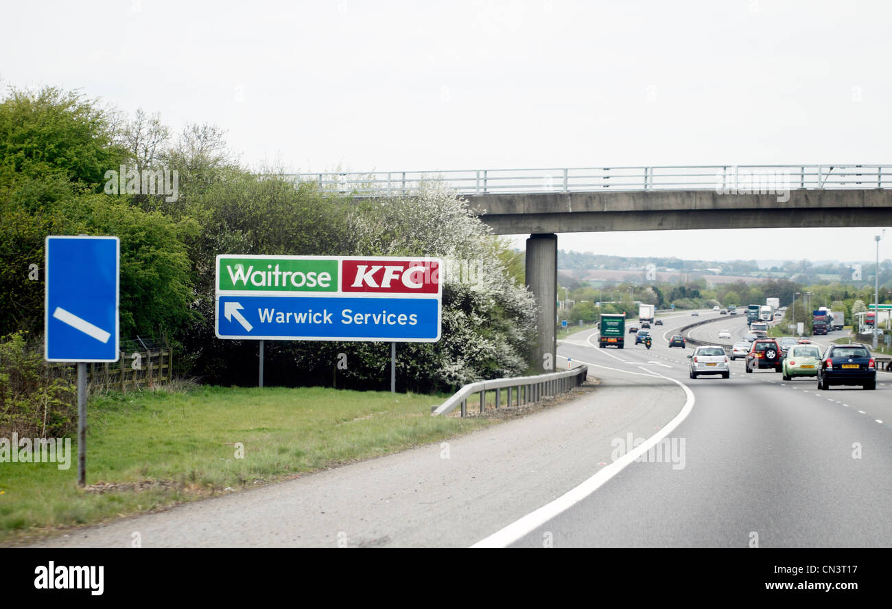 Signe sur l'autoroute M40 pour les services de Warwick - KFC et Waitrose Banque D'Images