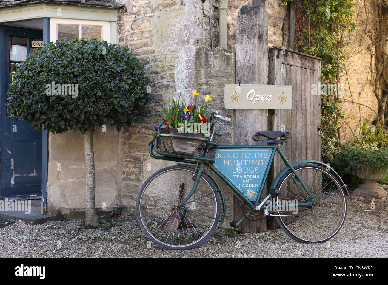 The Lacock Tea Rooms Bicycle, Wiltshire, Angleterre, Royaume-Uni Banque D'Images