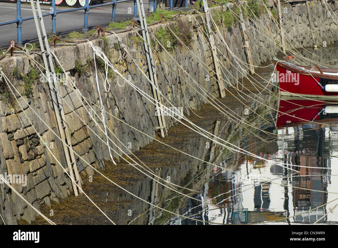 Beaucoup de cordes d'amarrage dans le vieux port de Falmouth, Cornwall, UK. Banque D'Images