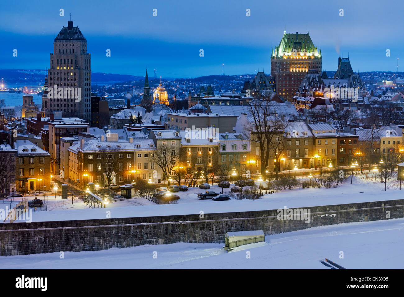 Le Canada, la province du Québec, Québec, le Vieux Québec classé Patrimoine Mondial par l'UNESCO, la nuit, le Château Frontenac et le prix Banque D'Images