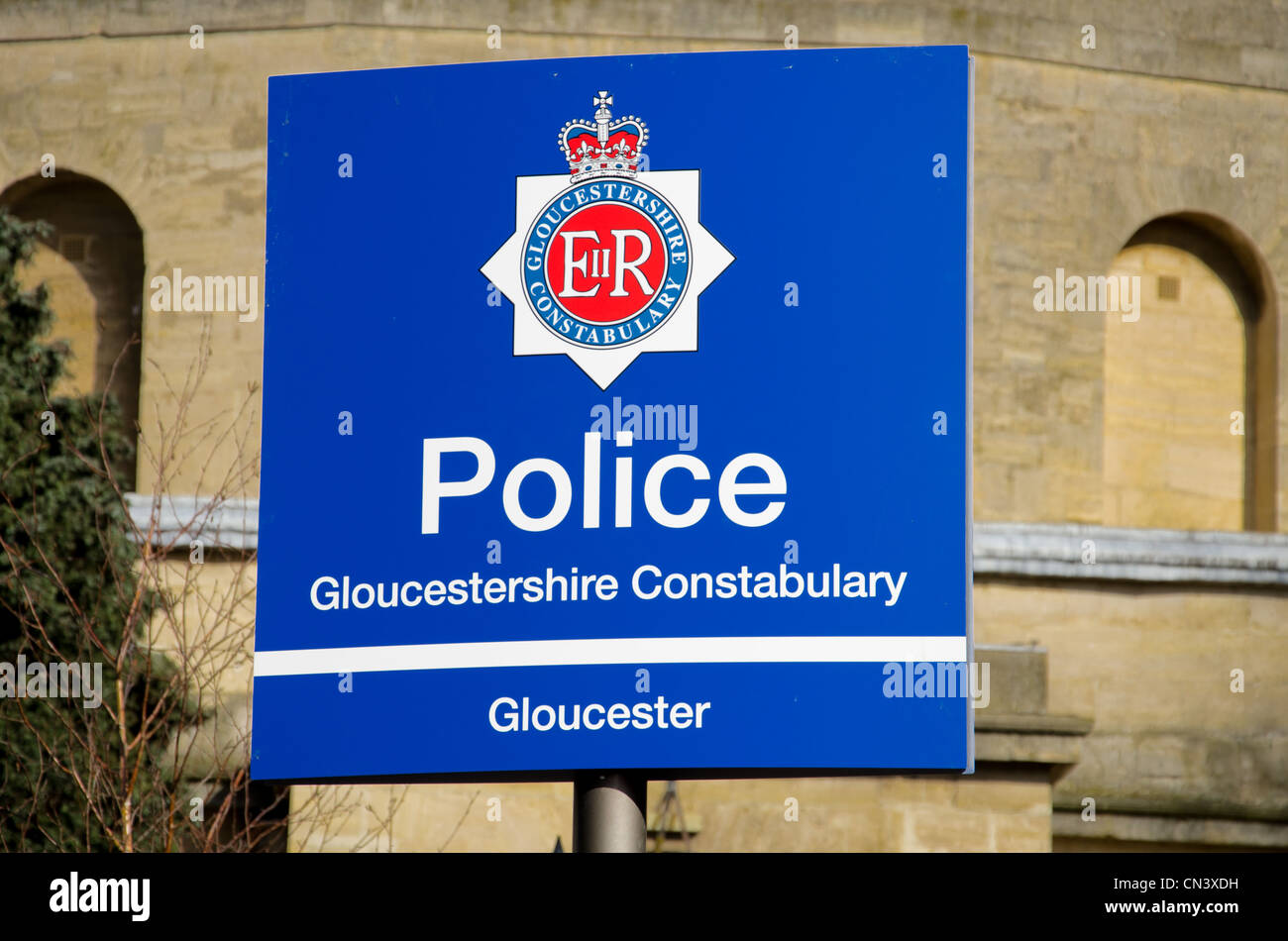 La station de police de Gloucester, Gloucestershire Constabulary Gloucester avec le Tribunal de la Couronne à l'arrière-plan Banque D'Images