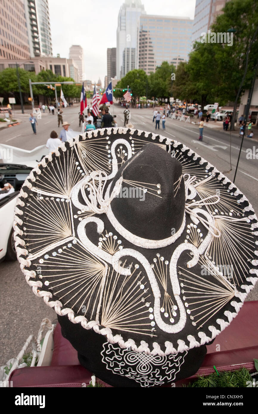 Jeune homme porte des vêtements Mariachi mexicain traditionnel lors d'un défilé à Austin, Texas Banque D'Images