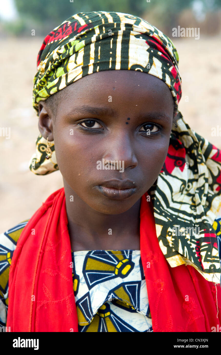 Jeune fille africaine portant un foulard se penche sur l'appareil photo Banque D'Images