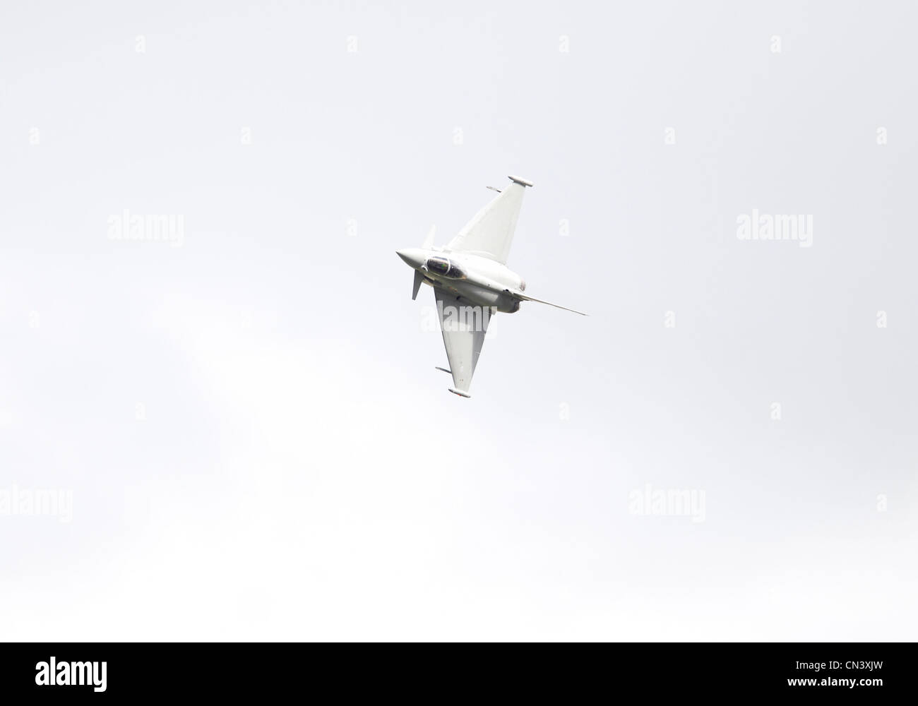 Eurofighter EF-2000 Typhoon RGF4 Royal Air Force ZJ923. L'Eurofighter Typhoon est un bimoteur, canard-aile delta, de combat polyvalent.[6][7] Le Typhoon a été conçu par un consortium de trois sociétés : EADS, Alenia Aeronautica et BAE Systems ; travail par une société holding, l'Eurofighter GmbH, qui a été créée en 1986. Banque D'Images