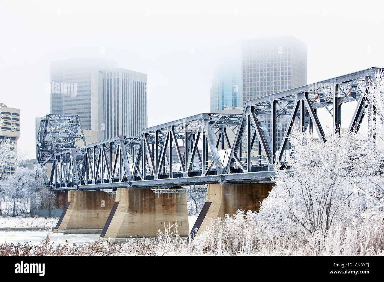 Le centre-ville et de la rivière Rouge de passage railbridge sur journée d'hiver glacial, Winnipeg, Manitoba Banque D'Images