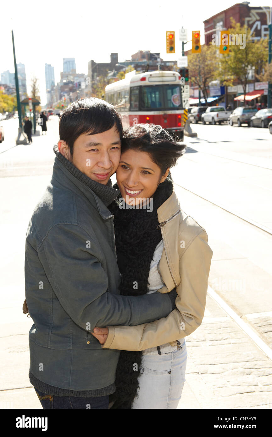 Jeune couple hugging on Spadina Avenue, Toronto, Ontario Banque D'Images