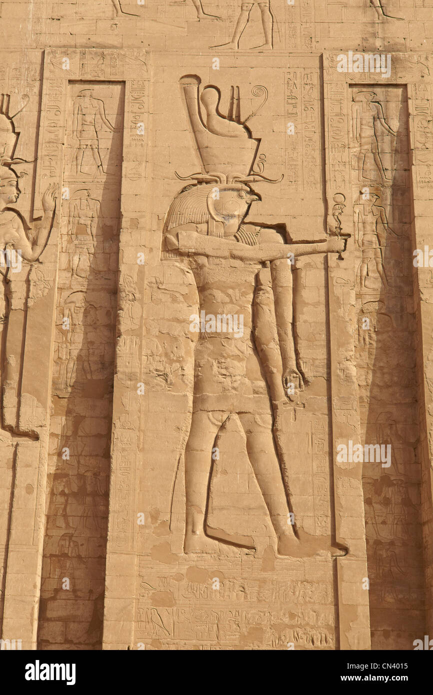 L'Egypte - Edfou, Temple d'Horus, détail de l'aide d'Horus, Temple d'Edfou Banque D'Images