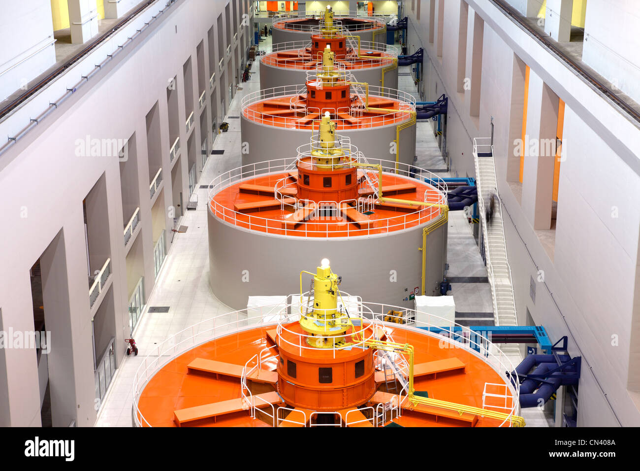 Une programmation de grande puissance des turbines qui produisent de l'électricité sur le fleuve Columbia de l'Oregon Washington states. Banque D'Images