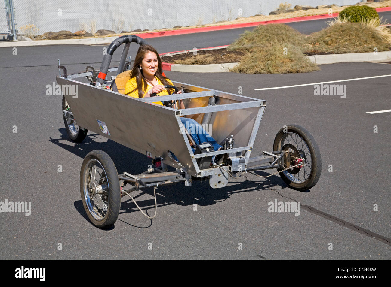 Membre de l'équipe de voiture électrique héliocentrique conduit une voiture de course expérimentale alimenté par l'énergie solaire dans la région de Bend, Oregon Banque D'Images