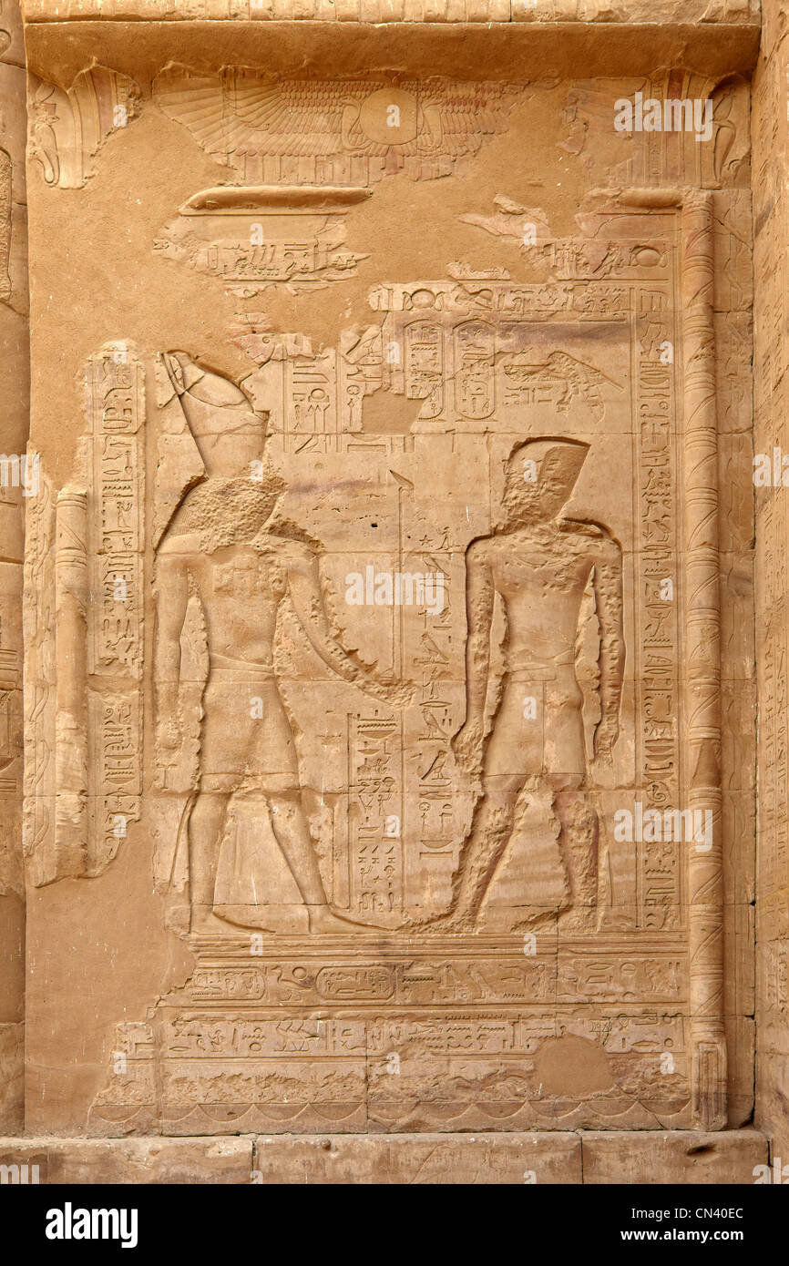 L'Egypte - Edfou, Temple d'Horus, le soulagement de la paroi à l'intérieur du Temple Horus Banque D'Images