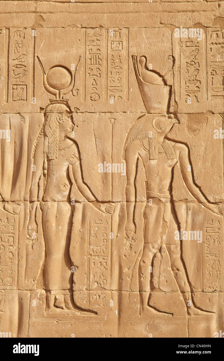 L'Egypte - Edfou, Temple d'Horus, le détail de la réparation d'Isis et d'Osiris Banque D'Images