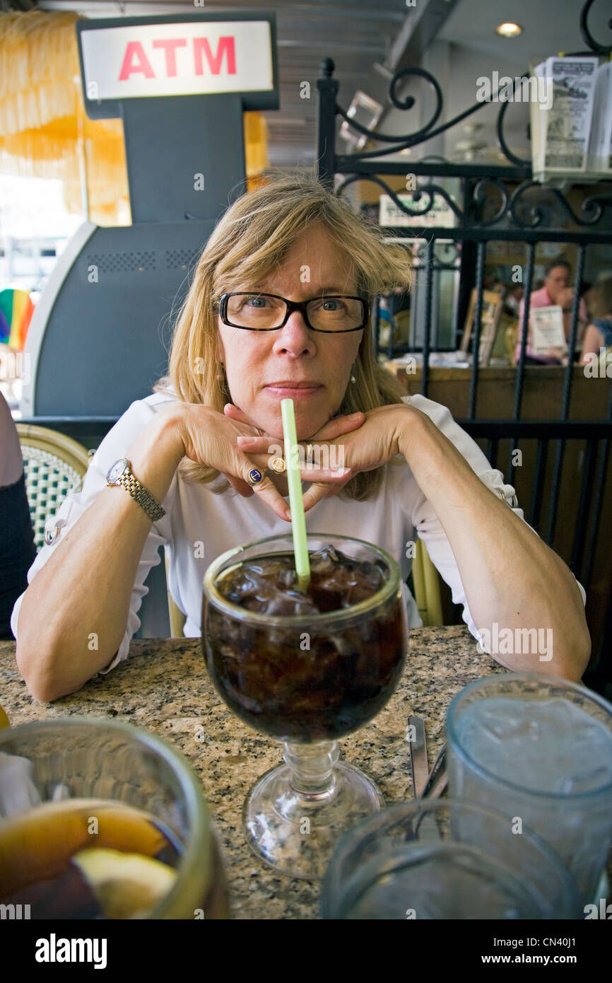 Femme dans un restaurant avec une grande soda à Palm Springs, Californie Banque D'Images
