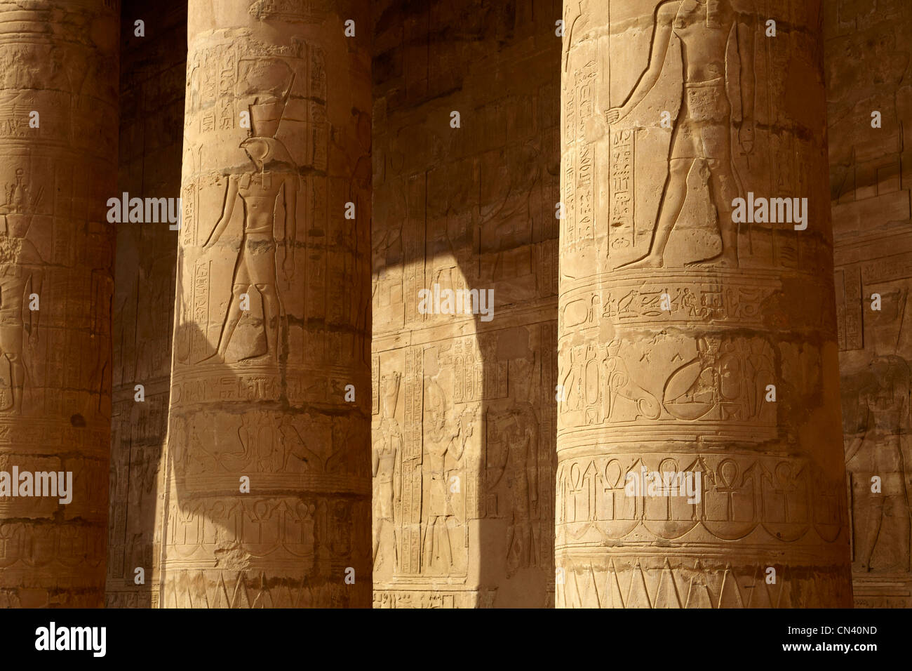 L'Egypte - Edfou, Temple d'Horus, détail de piliers Banque D'Images