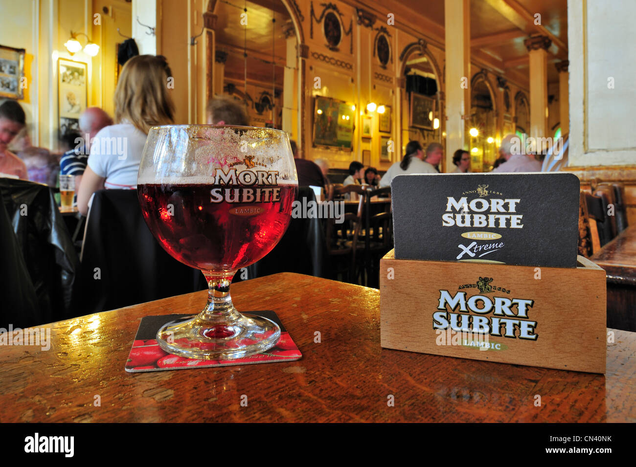 Verre à bière avec Kriek Lambic de la brasserie dans le café A la Mort  Subite, pub en style Belle Epoque à Bruxelles, Belgique Photo Stock - Alamy
