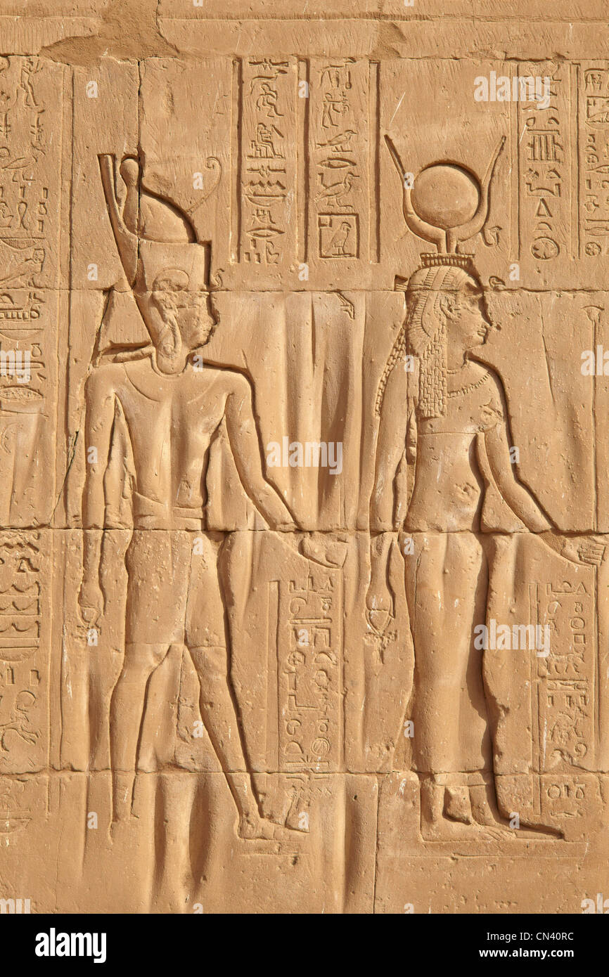 L'Egypte - Edfou, Temple d'Horus, le détail de la réparation d'Isis et d'Osiris Banque D'Images
