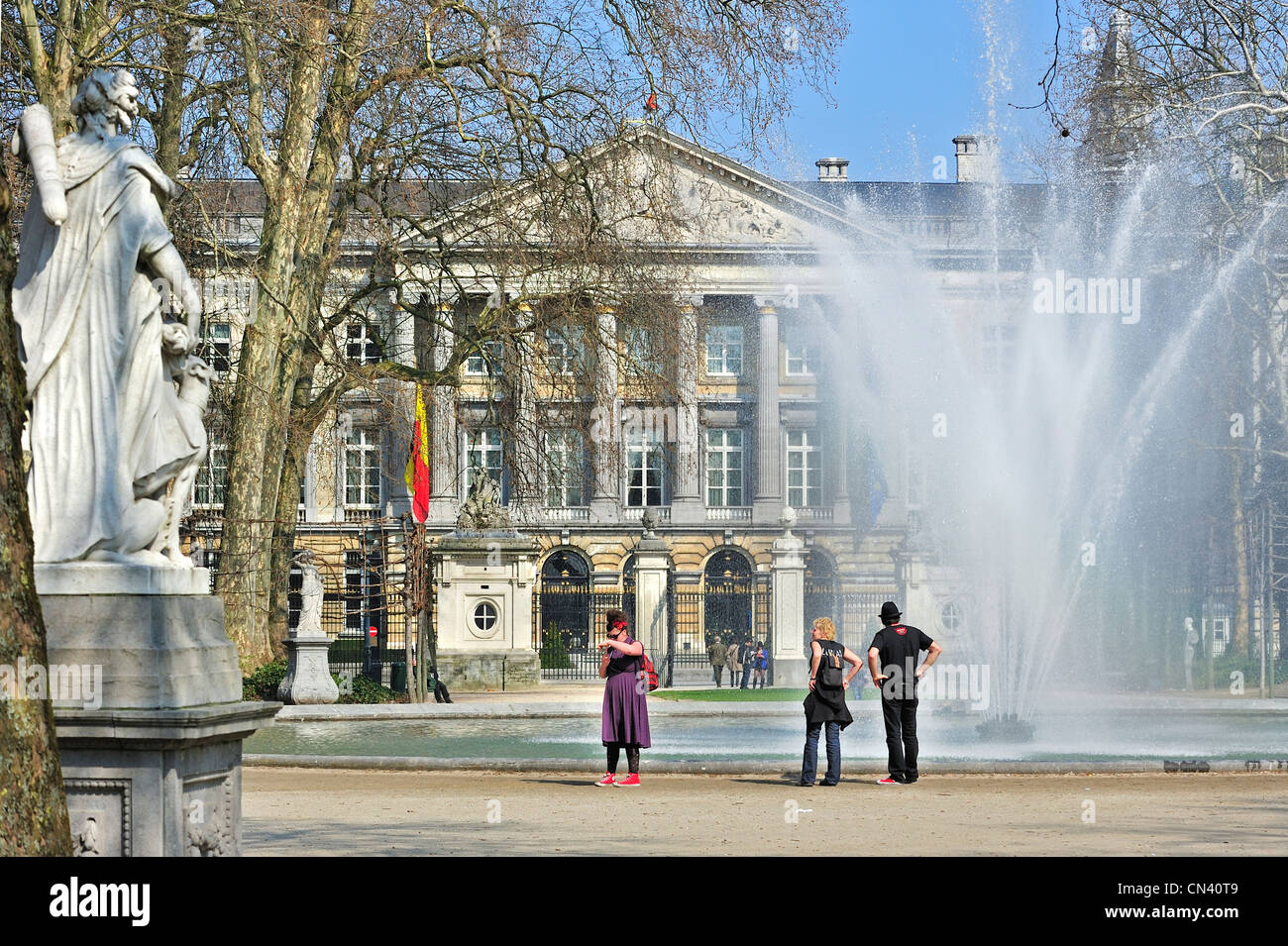 Fontaine au Parc de Bruxelles / Parc de Bruxelles / debout et le Parlement fédéral belge, Bruxelles, Belgique Banque D'Images