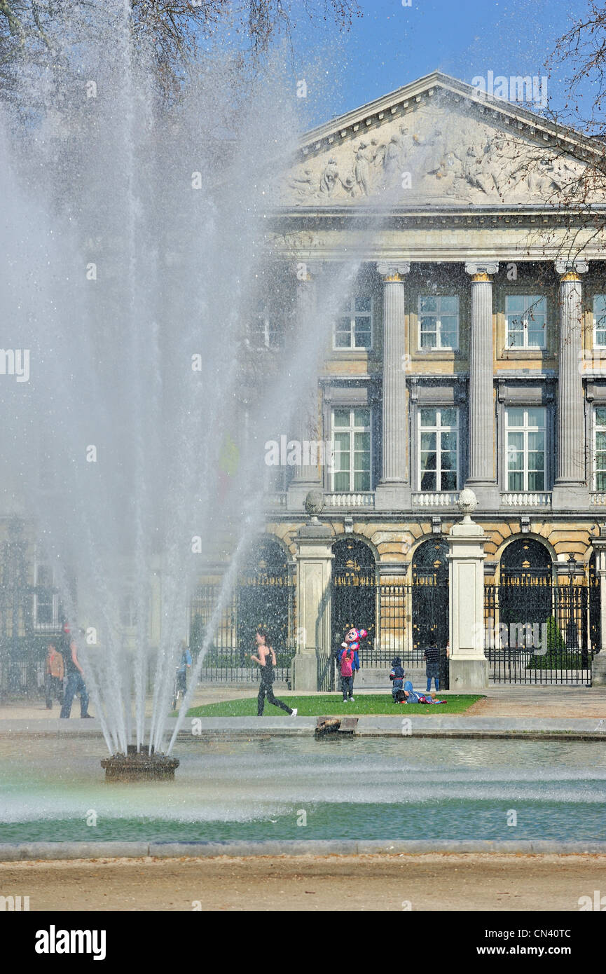 Fontaine au Parc de Bruxelles / Parc de Bruxelles / debout et le Parlement fédéral belge, Bruxelles, Belgique Banque D'Images
