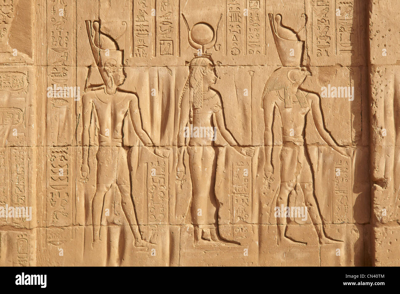 L'Egypte - Edfou, Temple d'Horus, détail, relief de la paroi à l'intérieur du temple d'Horus, les figures d'Horus, Isis et Osiris Banque D'Images