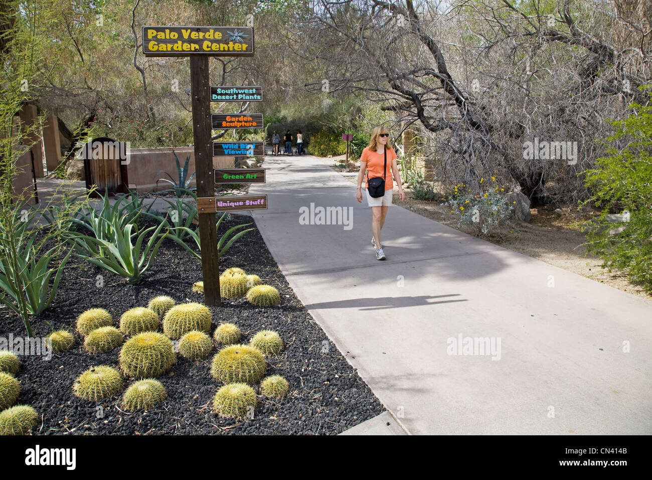 Un visiteur promenades les jardins à l'Zoo Living Desert à Palm Springs, Californie Banque D'Images