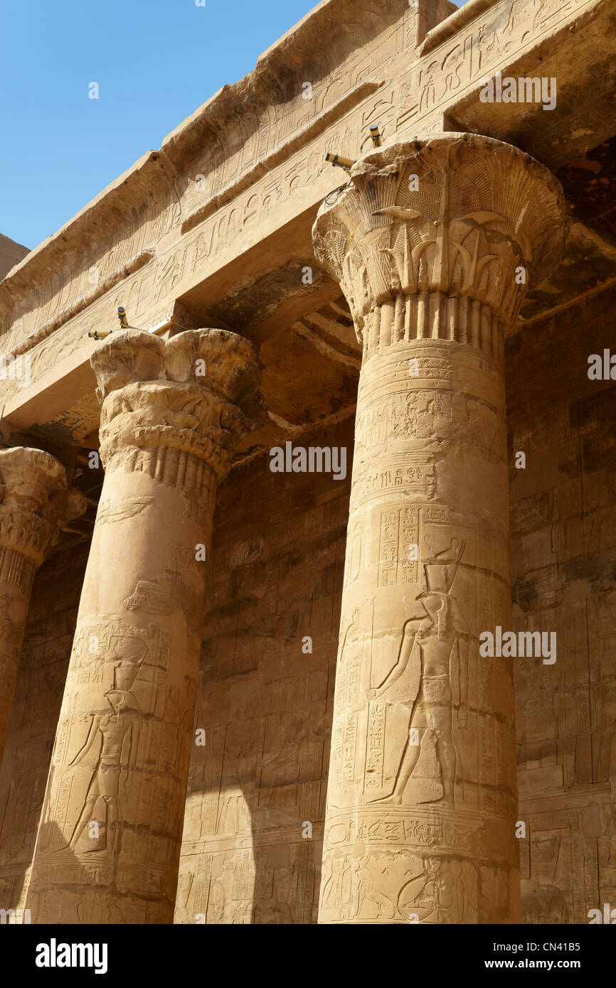 L'Egypte - Edfou, Temple d'Horus, piliers dans le Temple d'Horus Banque D'Images