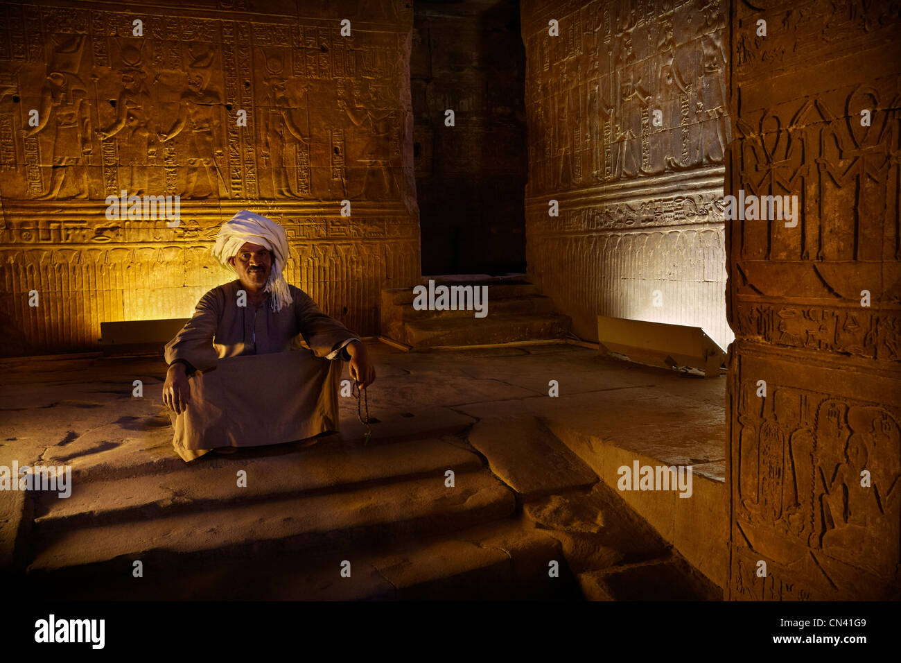 L'Egypte - Edfou, Temple d'Horus, portrait d'homme égyptien à l'intérieur du temple Banque D'Images