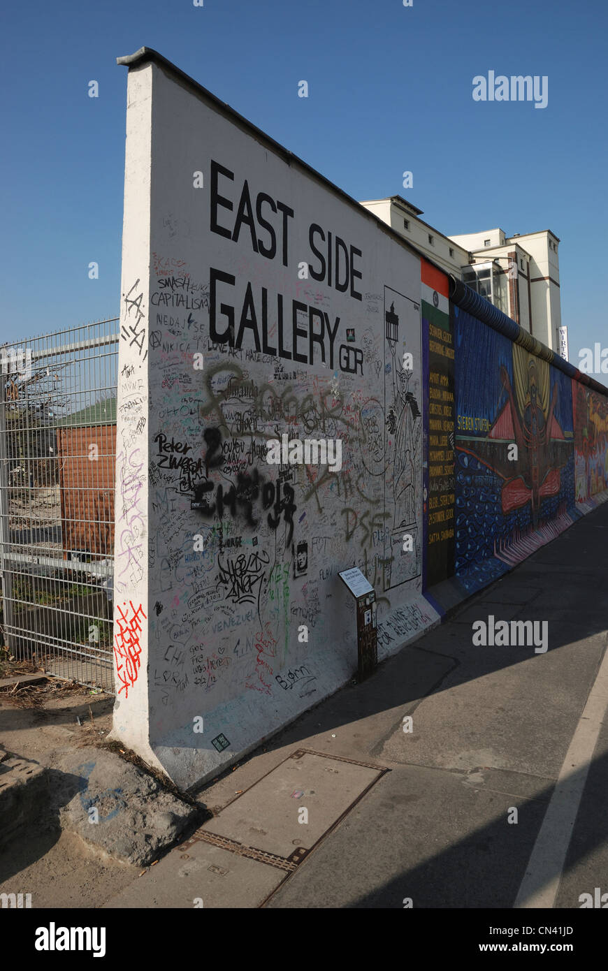 Le début de la 1.3 km du mur de Berlin qui héberge la East Side Gallery, Berlin, Allemagne. Banque D'Images