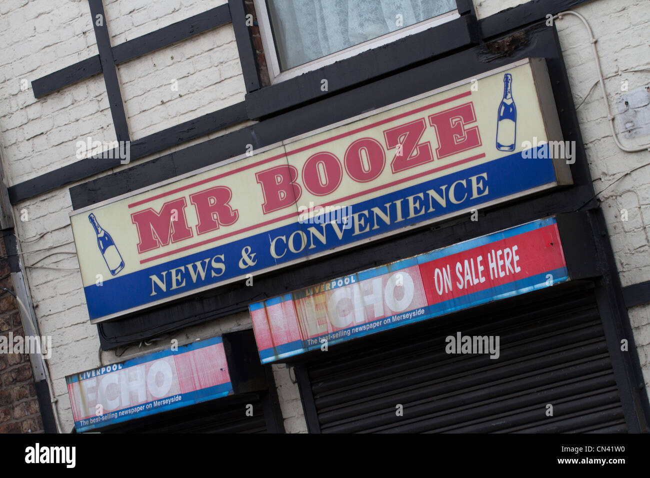 Un fermé Mr Booze Store à Liverpool Banque D'Images