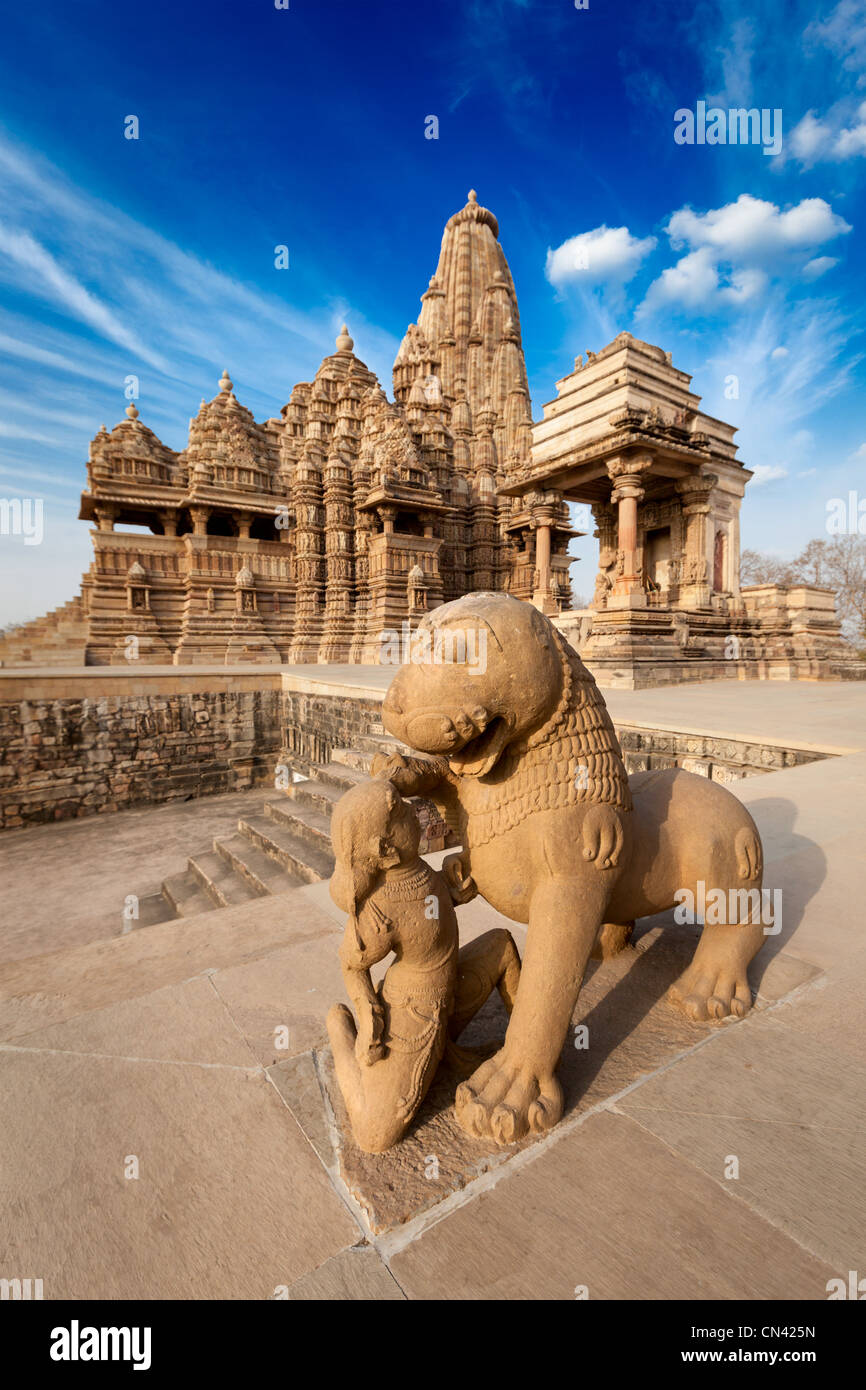 Le roi lion et lutte statue et Kandariya Mahadev temple. Khajuraho, Inde Banque D'Images
