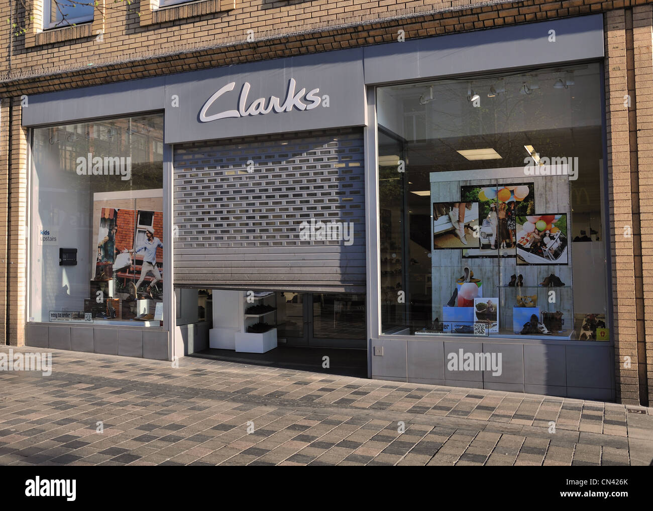 Volet roulant vers le bas sur le magasin de chaussures Clarks dans la rue Sauchiehall Street Glasgow Banque D'Images