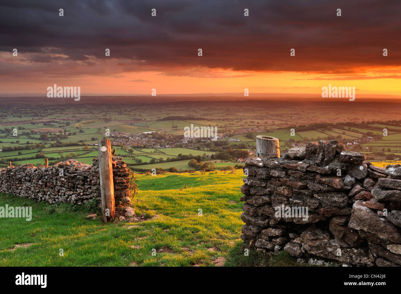 Un coucher du soleil se brise sous les nuages de tempête à Cook's champs sur les collines de Mendip, dans le Somerset. Banque D'Images