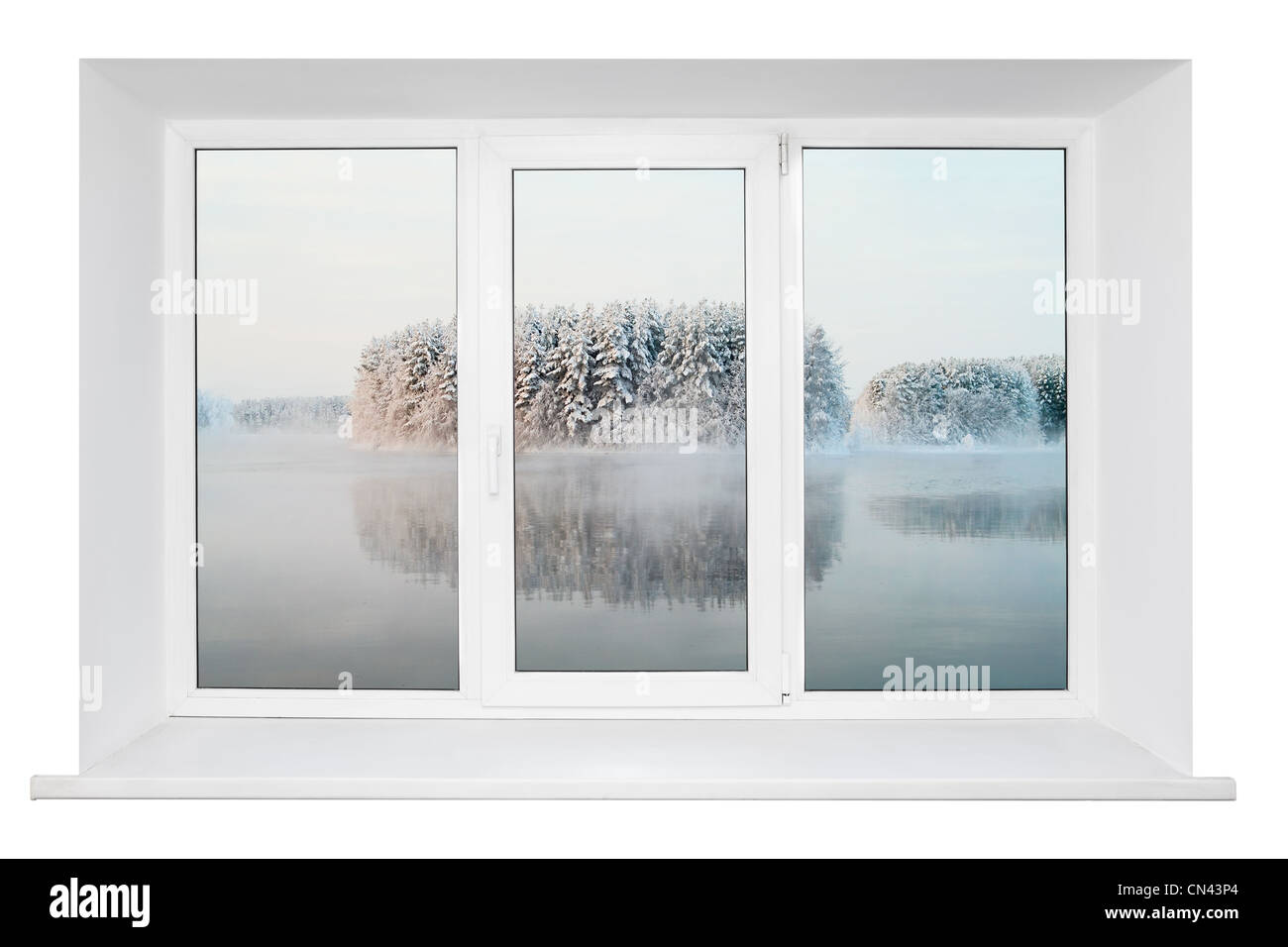 Portes en plastique blanc avec triple cadre de fenêtre dans un paysage tranquille. Isolé sur fond blanc Banque D'Images