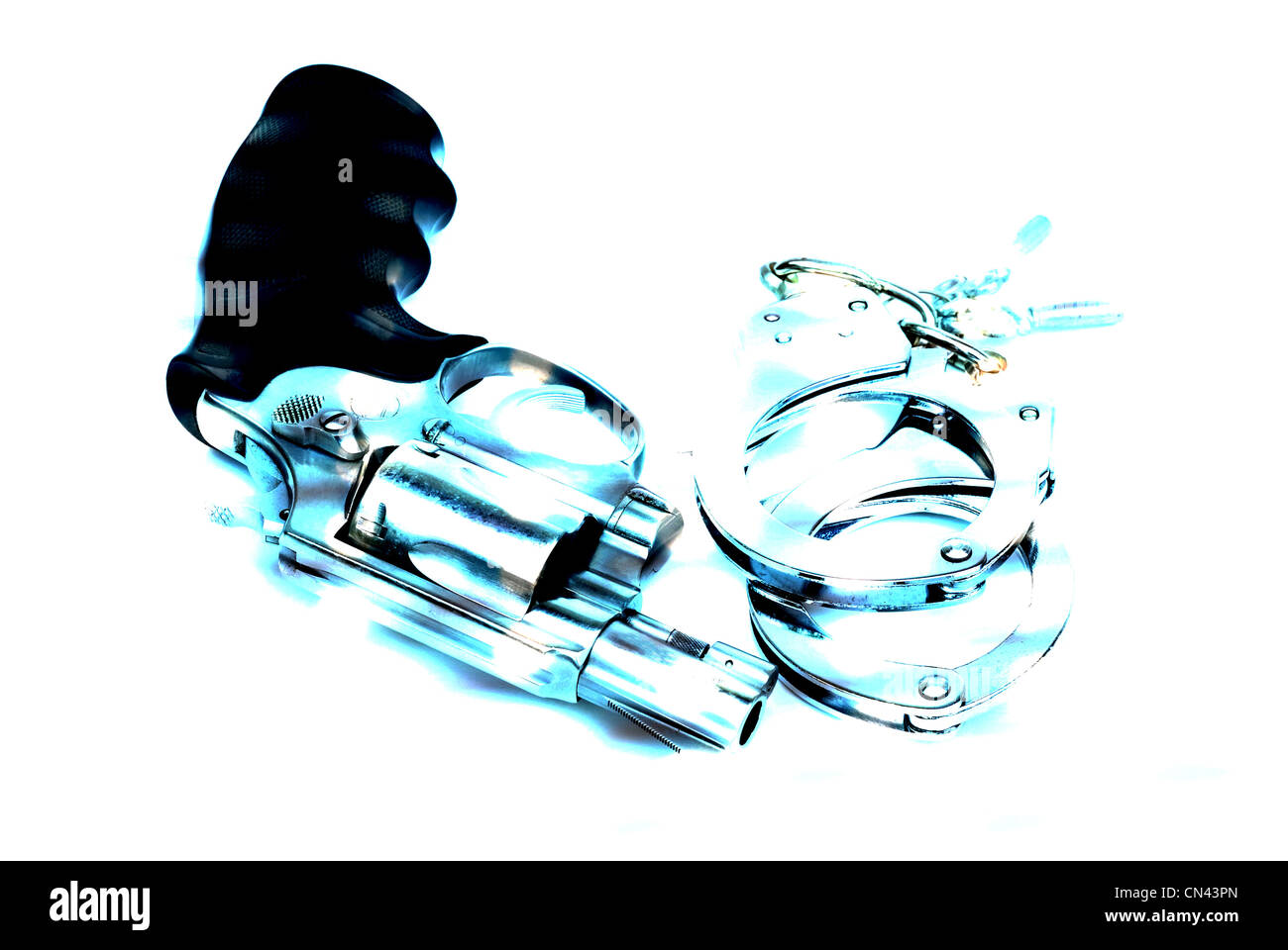 Revolver 5 acier inoxydable avec paire de menottes. La tonalité bleue. Banque D'Images