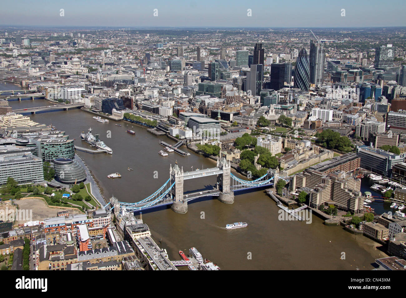 Vue aérienne de la ville de Londres, le Tower Bridge et de la ville, Londres Banque D'Images