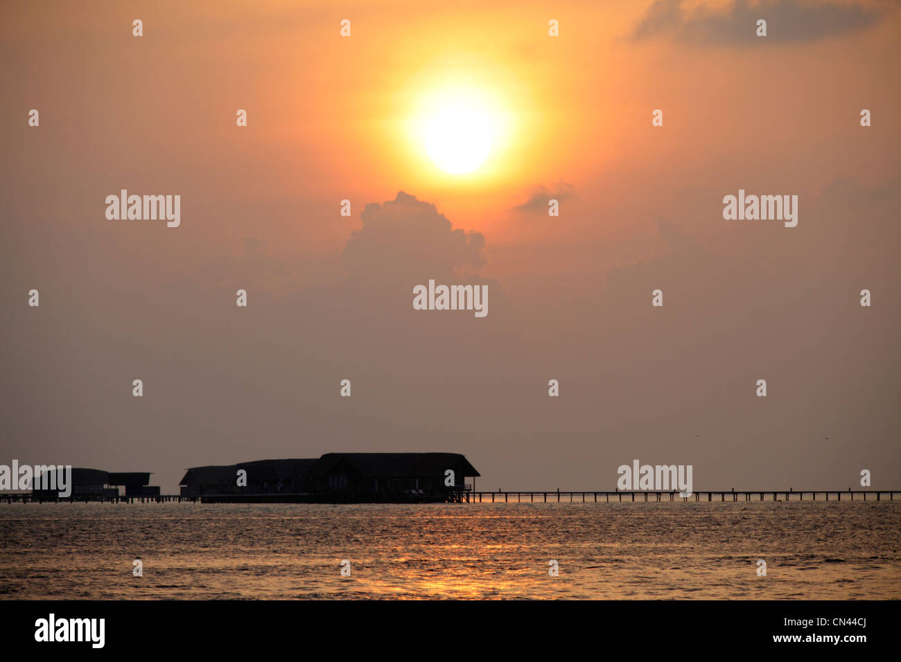 Les bungalows du lever du soleil à South Male Atoll, Maldives Banque D'Images