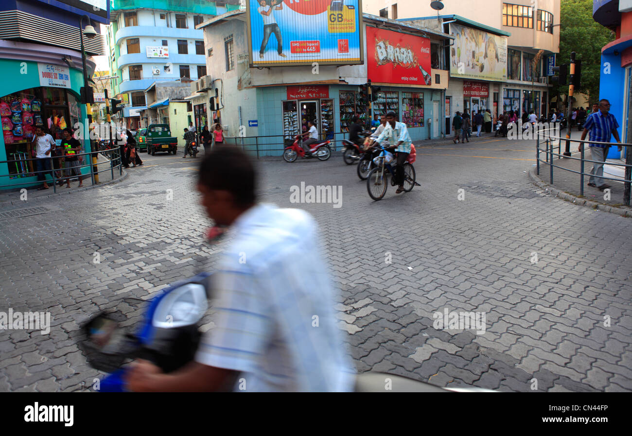 Le centre de transport moto homme, Maldives Banque D'Images
