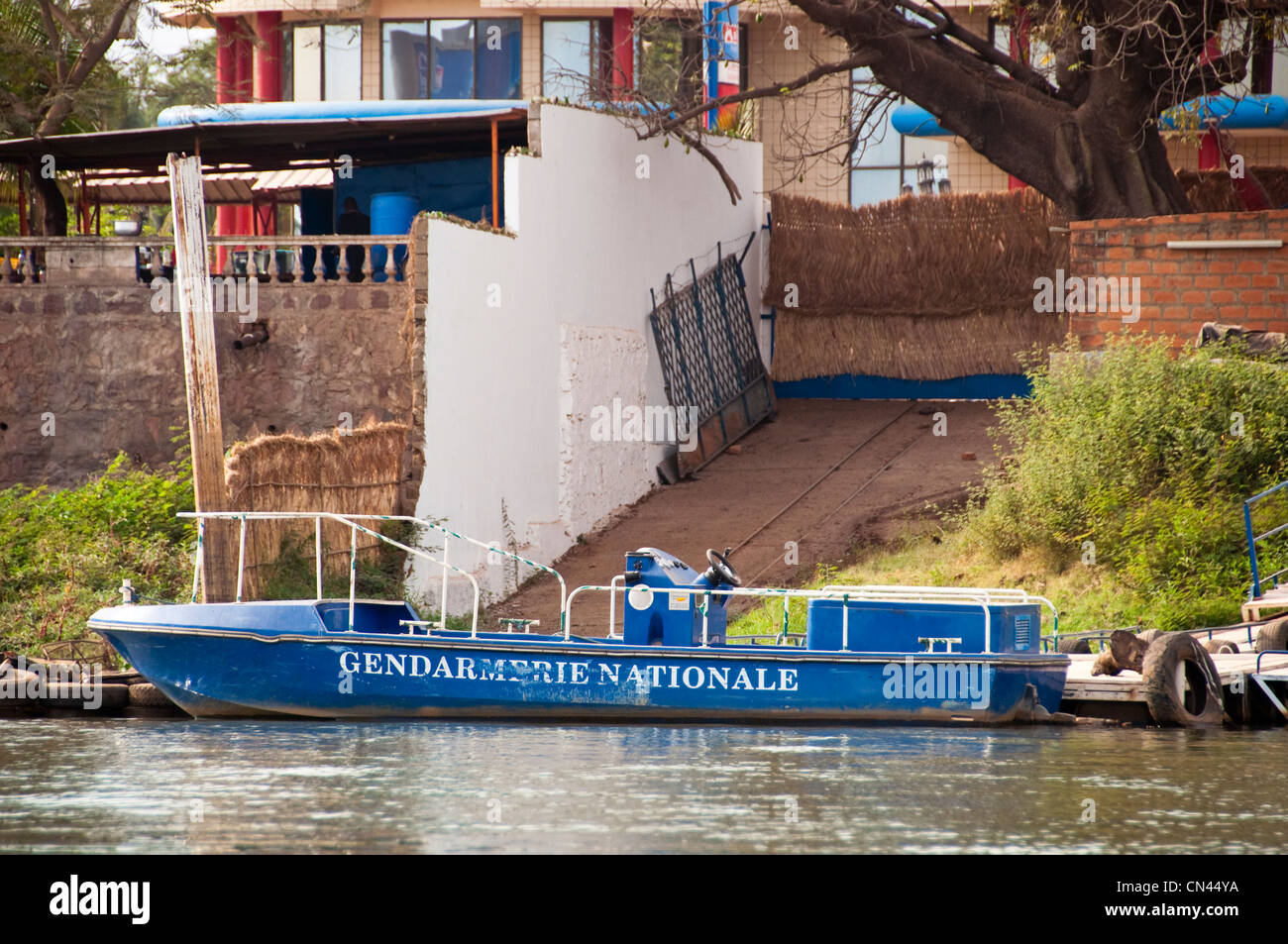 Un bateau de la Gendarmerie Nationale sur le fleuve Niger à Bamako, Mali Banque D'Images