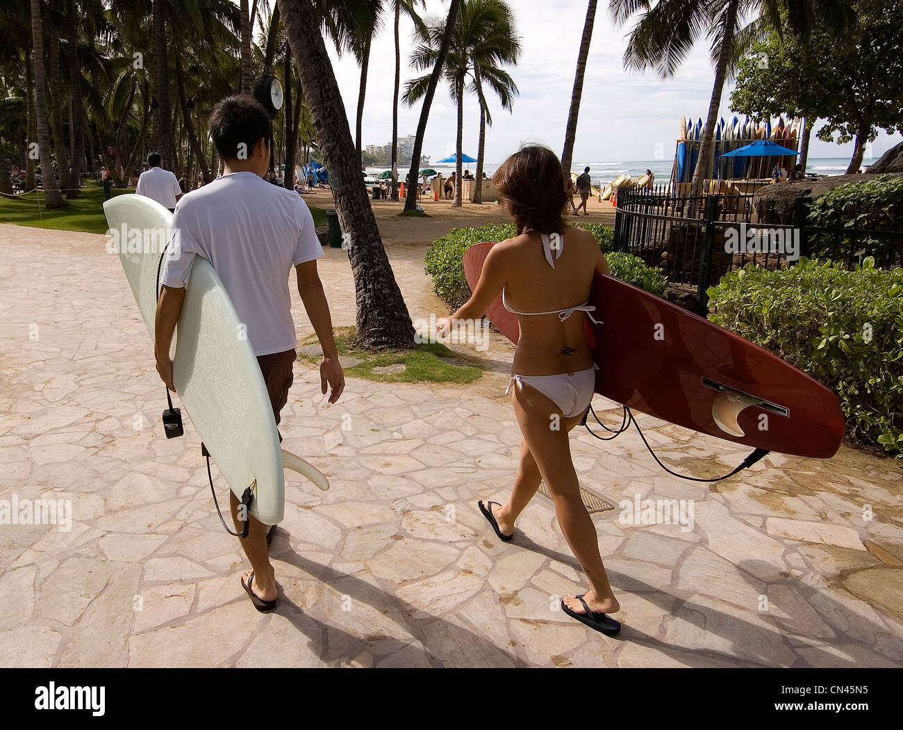 Elk284-1492 Hawaii, Oahu, Waikiki beach, couple aller surfer Banque D'Images