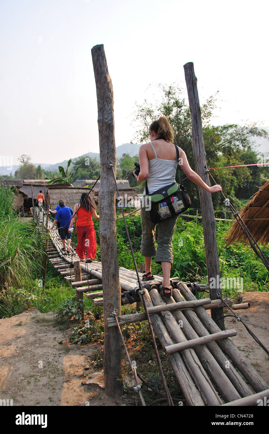 Pont de bambou à long cou Karen hill tribe village, province de Chiang Rai, Thaïlande Banque D'Images