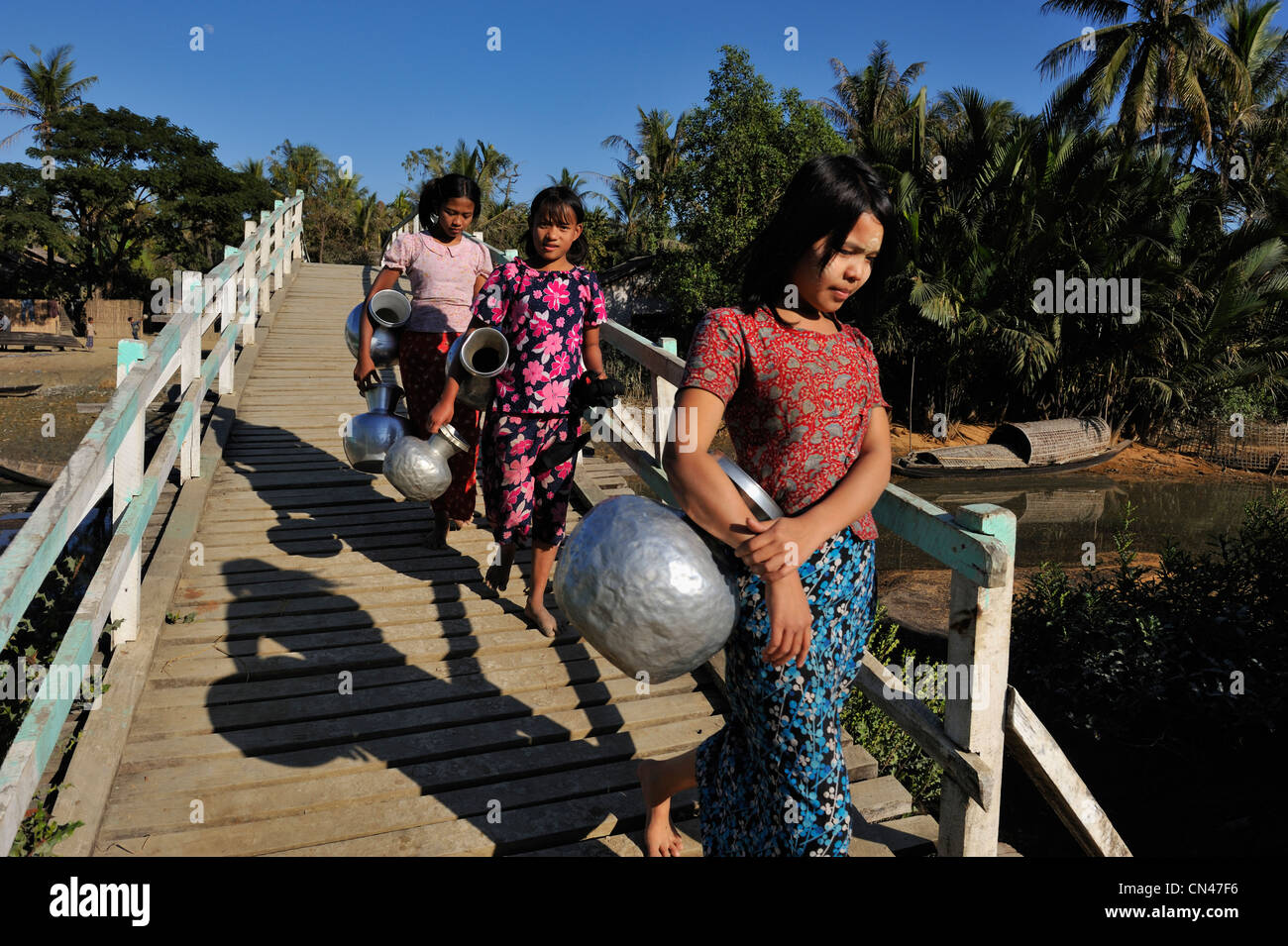 Myanmar (Birmanie), l'État de Rakhine (Arakan), Mrauk U, les jeunes femmes de l'ethnie rakhine Arakanais ou à la recherche d'eau Banque D'Images