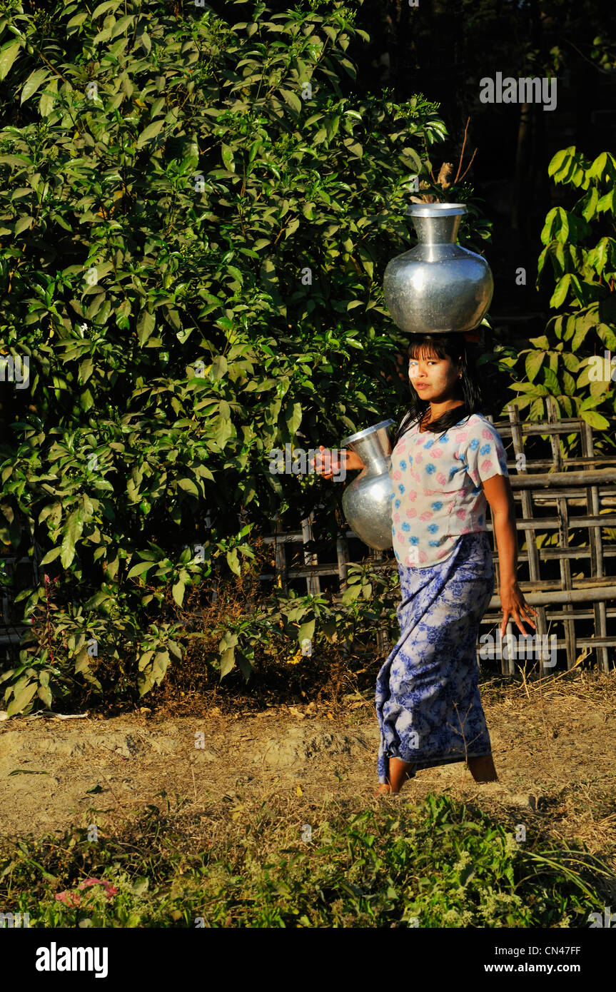 Myanmar (Birmanie), l'État de Rakhine (Arakan), Mrauk U, femme de l'ethnie rakhine ou Arakanais portant de l'eau pot Banque D'Images