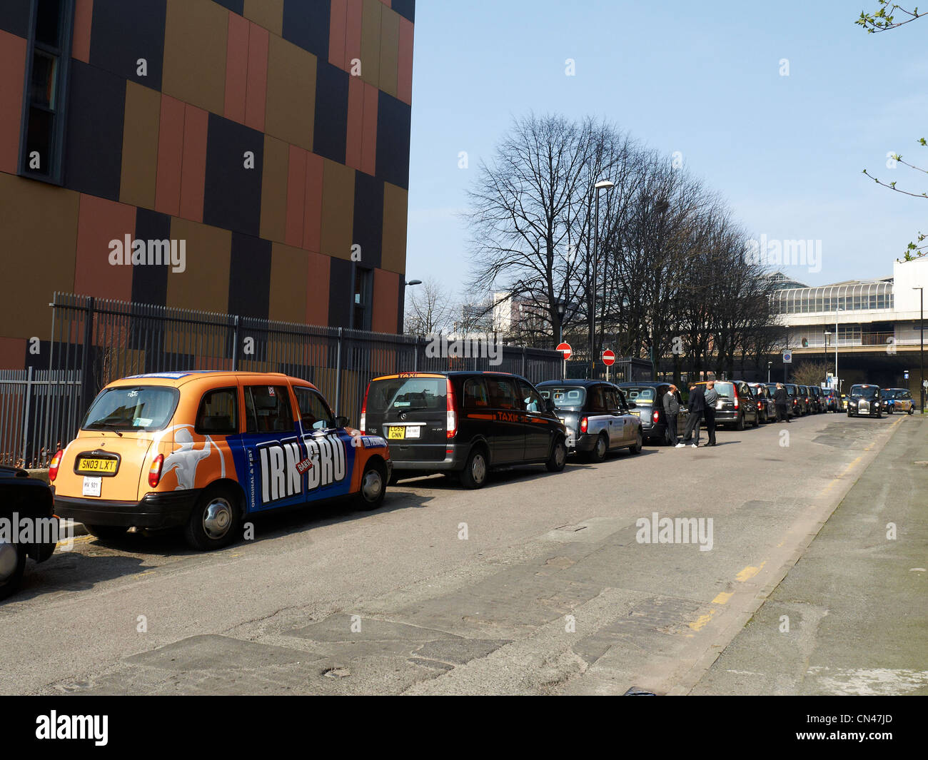 Beaucoup de taxis à l'extérieur de la gare de Piccadilly en attente d'affaires à Manchester UK Banque D'Images