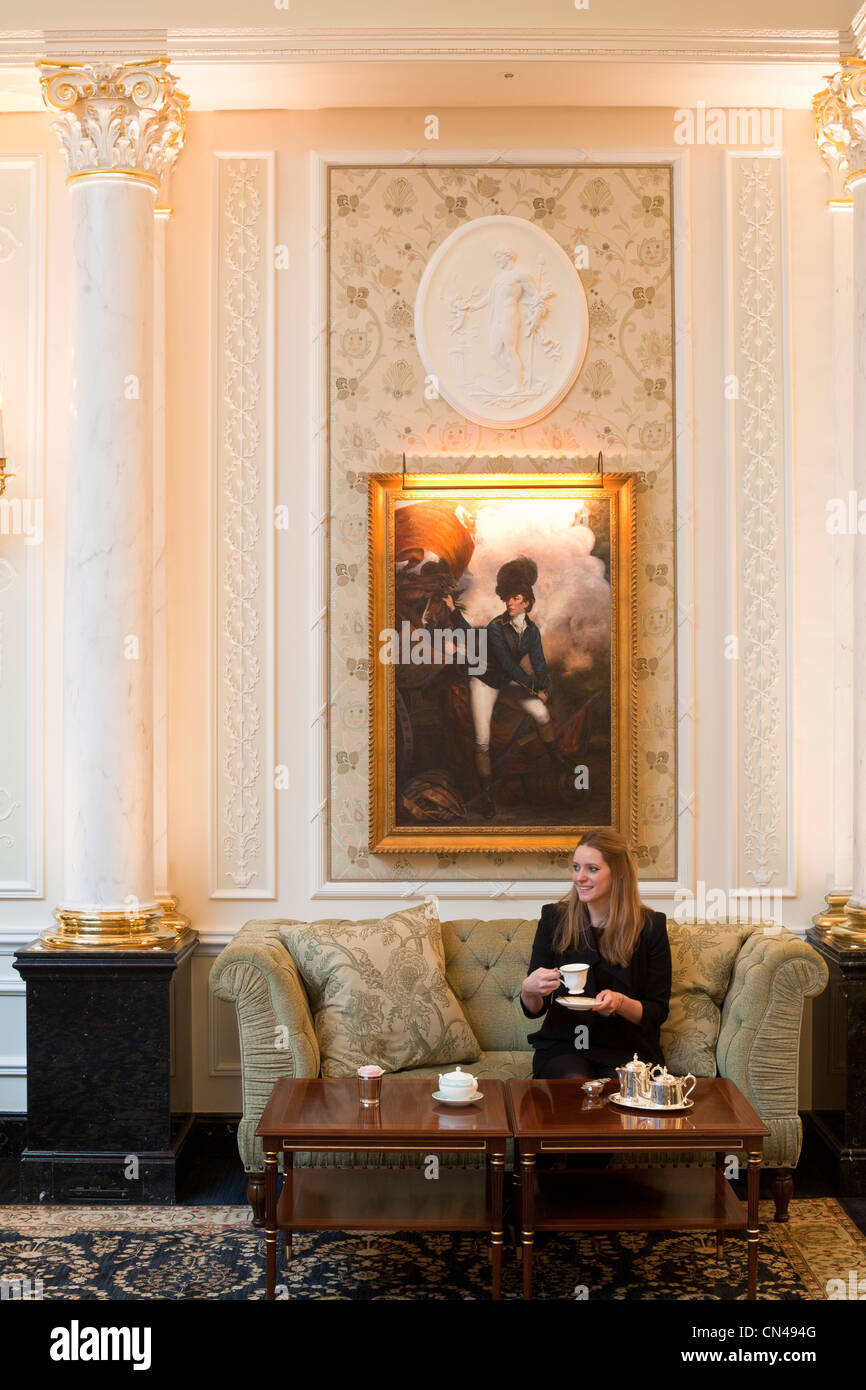 Royaume-uni, Londres, The Strand, Savoy hôtel conçu par l'architecte T. E. Collcutt ouvrir en 1889, premier bâtiment public dans la Banque D'Images